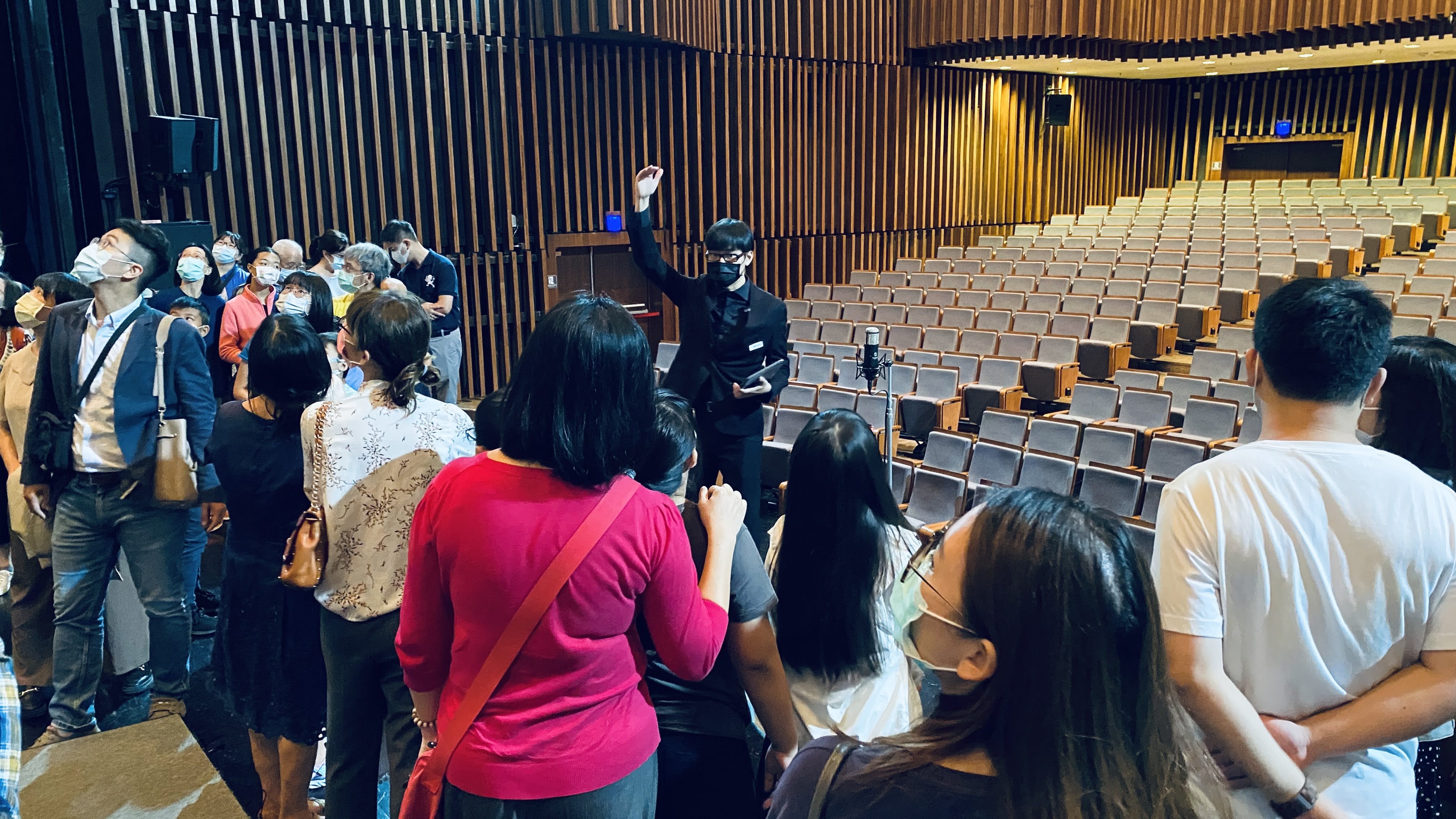 In response to the Kaohsiung City Wind Orchestra concert. In addition to being a sponsor, Radiant Education Foundation invited students to attend the concert.