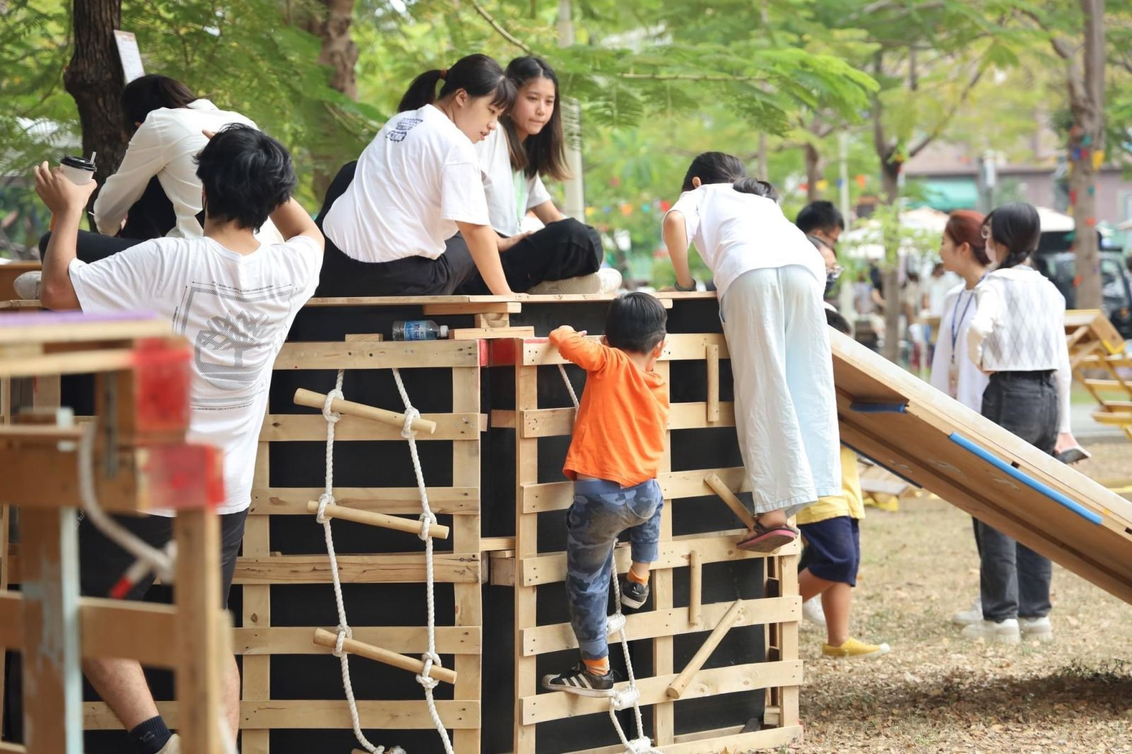 2 mazes landed in Yancheng Ma Jacob Park. Teachers and students create creative play equipment for children  [Sun Yat-sen University News]