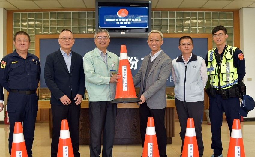 Radiant Opto-Electronics Corporation donated traffic maintenance equipment to the Kaohsiung City Government to implement corporate social responsibility  [Commercial Times]